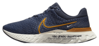Experience soft stability with the Nike Infinity Run 3 Running Shoes, featuring a hybrid tongue and Nike React technology for ultimate comfort.