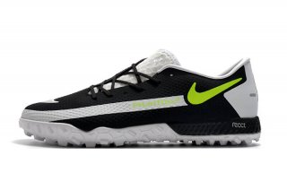 Stay ahead of the game with the Reactive Stud Pattern on the outsole of the Nike React Phantom GT Pro TF Shoes.