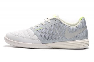 Step up your game with the Nike Lunar Gato II IC Shoes.
