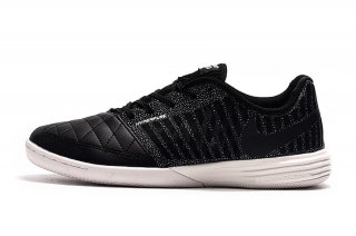 Step up your futsal game with the Nike Lunar Gato II IC Shoes.