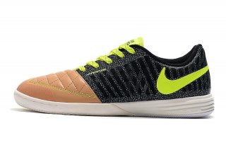 Ignite your indoor football skills with the Nike Lunar Gato 2 IC Shoes.