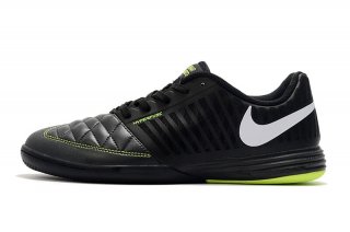 Take your indoor soccer game to the next level with the Nike Lunar Gato 2 IC Shoes.