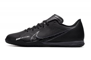 Step up your indoor football skills with the Nike Zoom Mercurial Vapor 15 Academy IC Shoes.