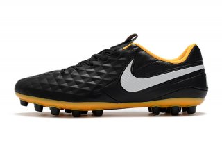 These cleats feature a soft, supple leather upper that molds to your foot for an unparalleled fit and exceptional ball control.