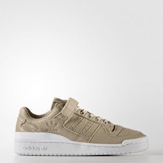 Make a stylish statement in the adidas Forum Low Shoes Beige, as featured in the Sonic Adventure Series.