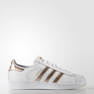 The adidas Superstar Shoes White Rose Metallic for women feature rose gold-tone 3-Stripes, heel patch, adding a touch of glimmer to the classic Superstar style.