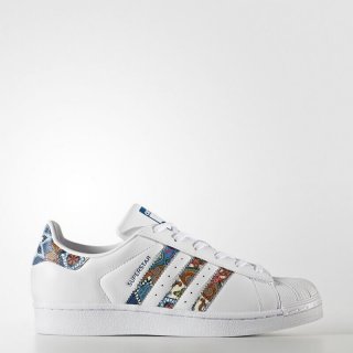 Elevate your style with the tropical-inspired prints and iconic detailing of the adidas Superstar Originals Shoes in white.