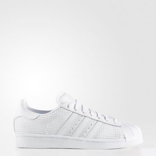 Level up your sneaker game with the adidas Superstar Classic Shoes White, featuring a gridded leather upper and a timeless rubber shell toe for iconic style.