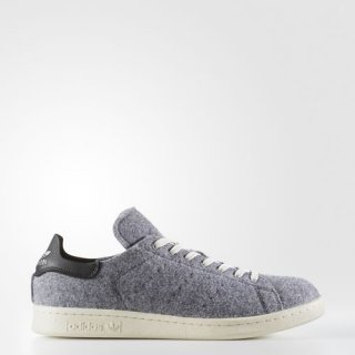 Stay warm and stylish through the winter with adidas Stan Smith PC Shoes, featuring a cozy wool upper and a luxurious leather lining for ultimate comfort.