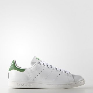 The adidas Stan Smith shoes come with perforated 3-Stripes. Step into an enduring classic that always looks fresh.