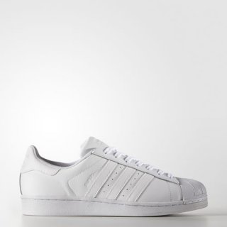 Elevate your sneaker game with the adidas Superstar Originals Shoes, showcasing a legendary shell toe design, herringbone-pattern cupsole.