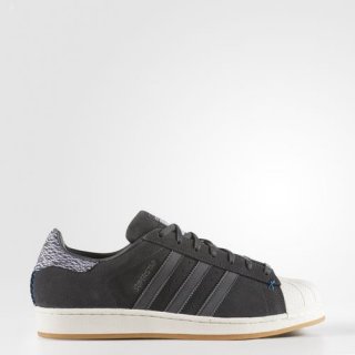 Stand out on your skateboard with the adidas Superstar Skateboarding shoes, boasting a camo print and a stylish waxed suede upper.