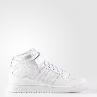 Elevate your street style with the adidas Forum Refined Shoes, featuring a modern twist on the \'80s basketball design with metallic silver collar details.