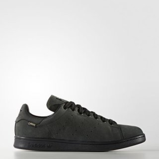 The adidas Stan Smith GTX Shoes feature an inner GORE-TEX layer that locks out water, making them Ideal for rainy days.