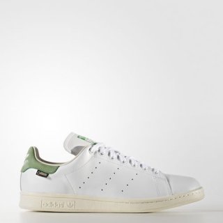 The adidas Stan Smith Gore-Tex Shoes offer timeless style with a waterproof GORE-TEX lining, Ideal for all conditions.