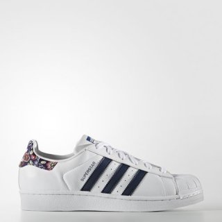 The adidas Superstar 70 Shoes, a fresh and feminine take on a street-style icon inspired by Brazil\'s The FARM Company.